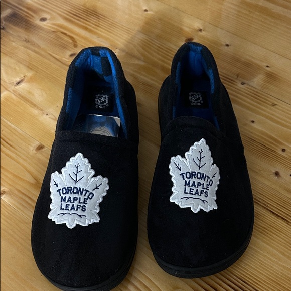 NHL Other - NHL Toronto Maple Leafs mens black and Blue Slippers size 8-10